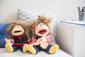 Handpuppen zur lösung von kindlichen Konflikten