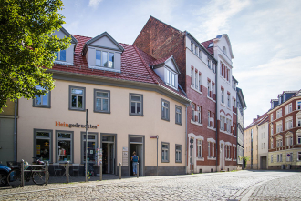 Praxiseingang vom Mainzerhofplatz in Erfurt